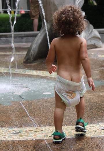 nc_Baby playing in a fountain 049