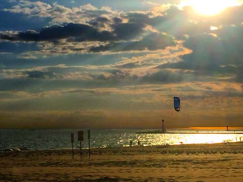 kite flyers at sunset_050