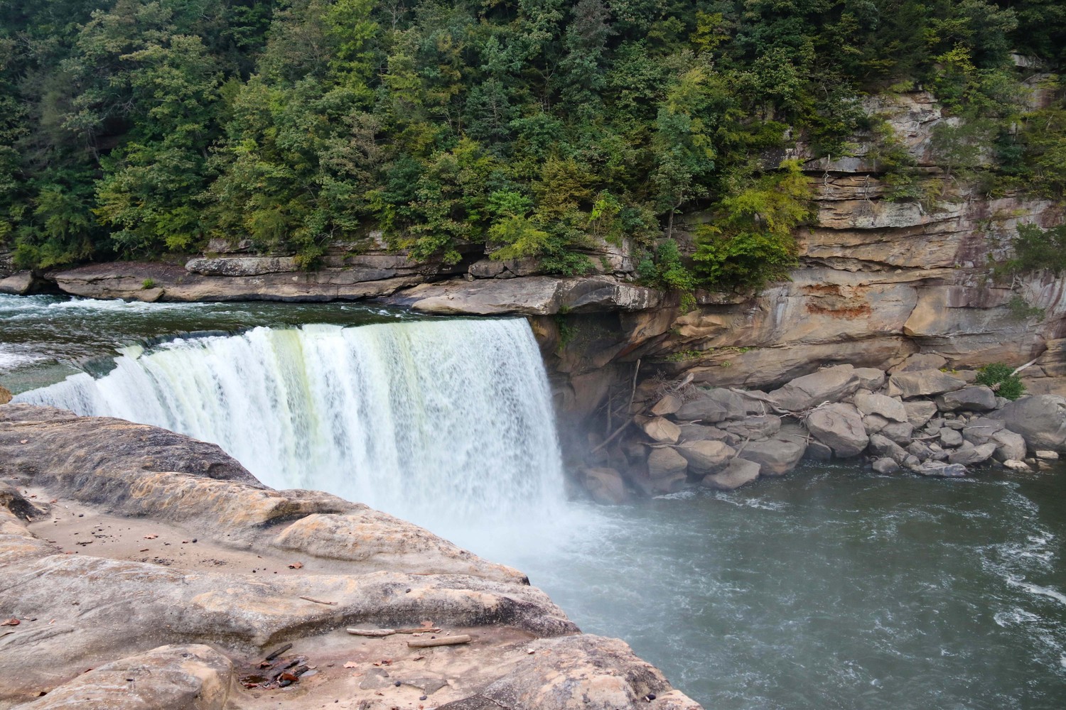 Rainbow falls in Kentucky