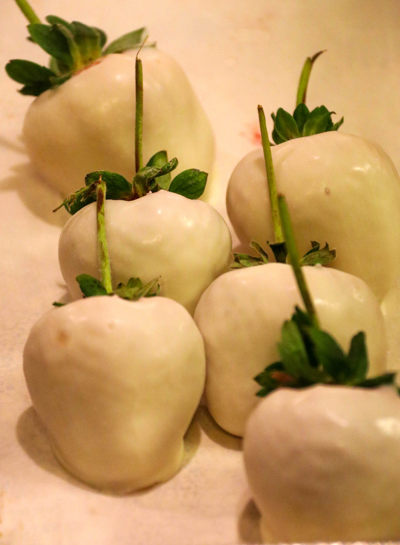 white chocolate strawberies